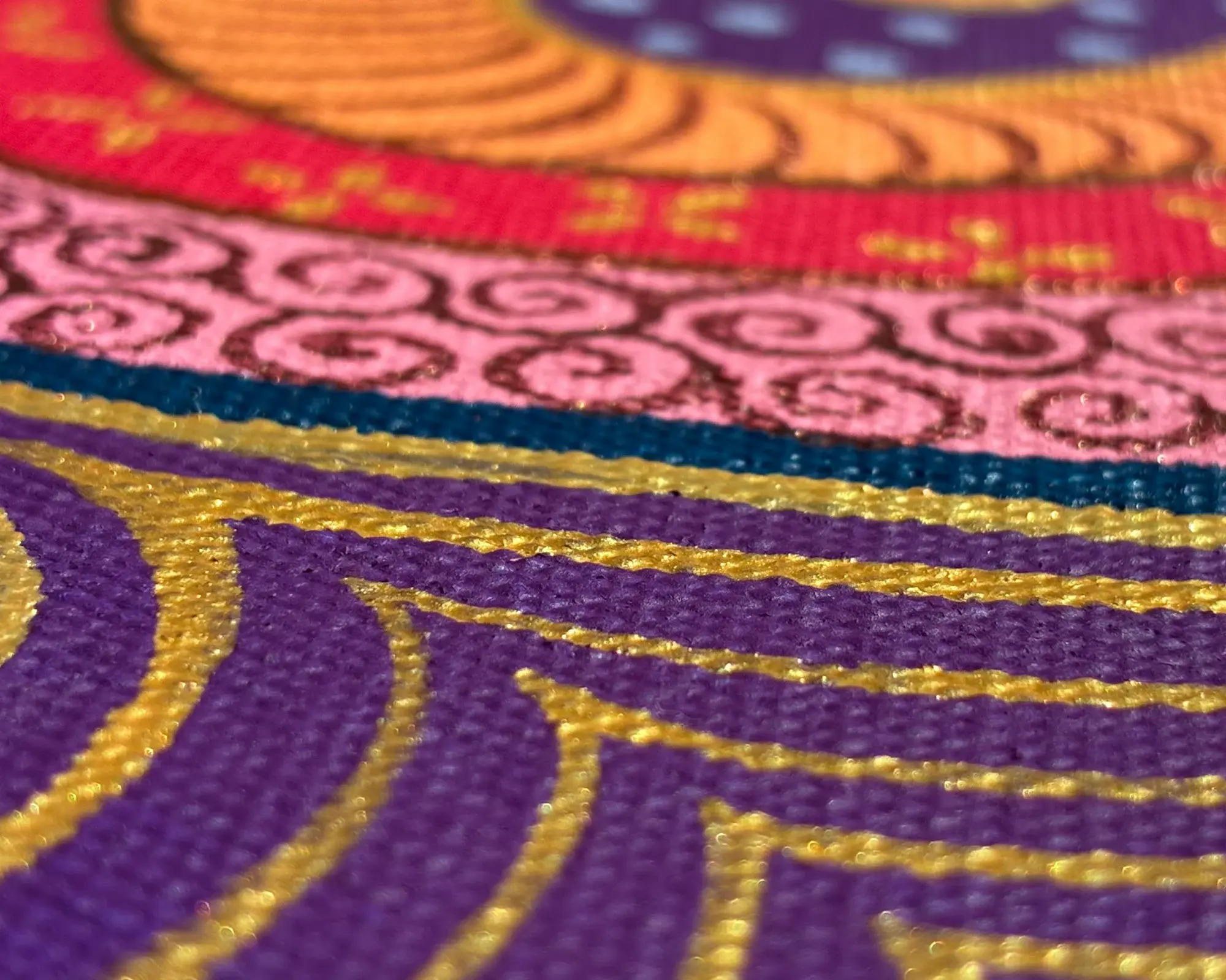 Detalle de una obra de Sunrisa Art con líneas doradas, rosa y violeta