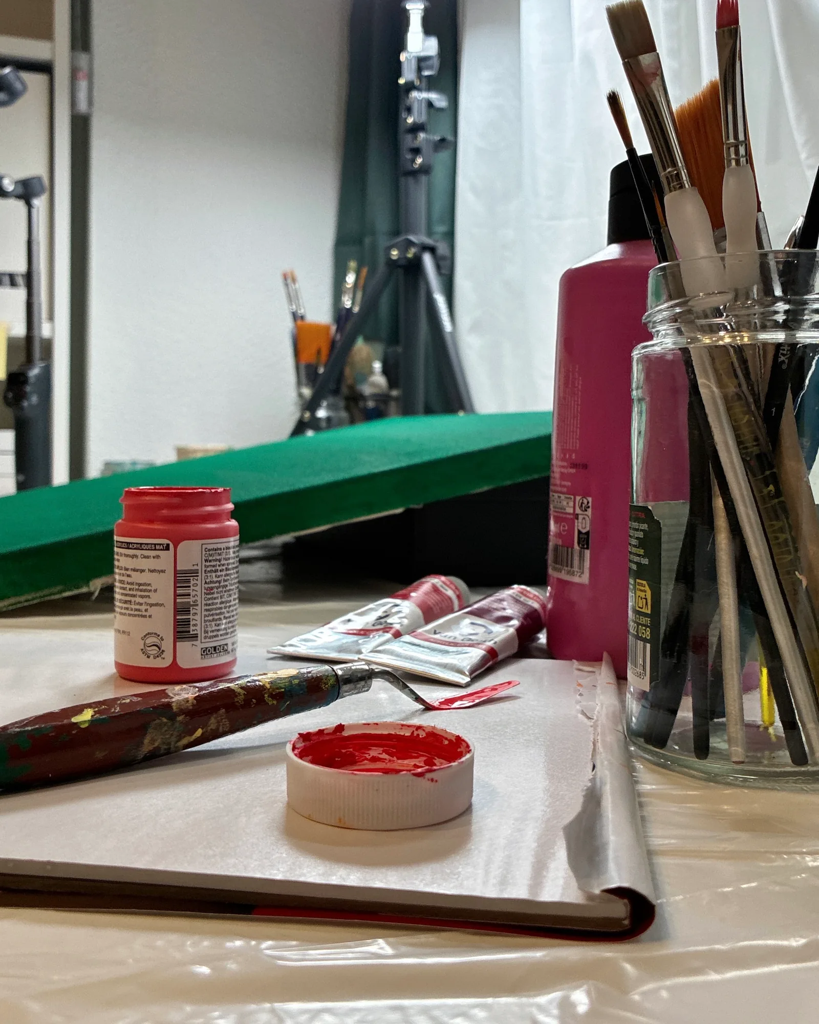 Pinceles, pinturas y materiales utilizados durante el proceso creativo de Sunrisa Art
