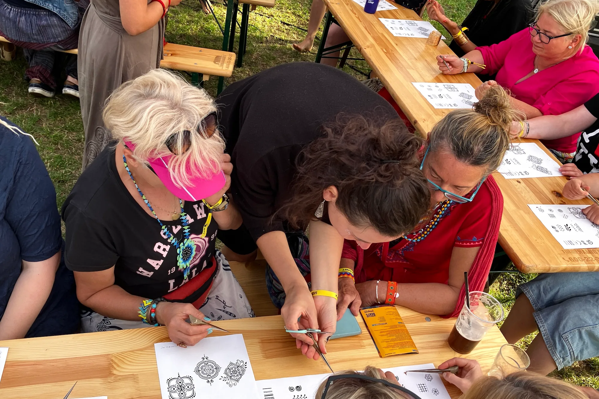 Participantes de un taller creativo de Sunrisa Art trabajando juntos alrededor de una mesa