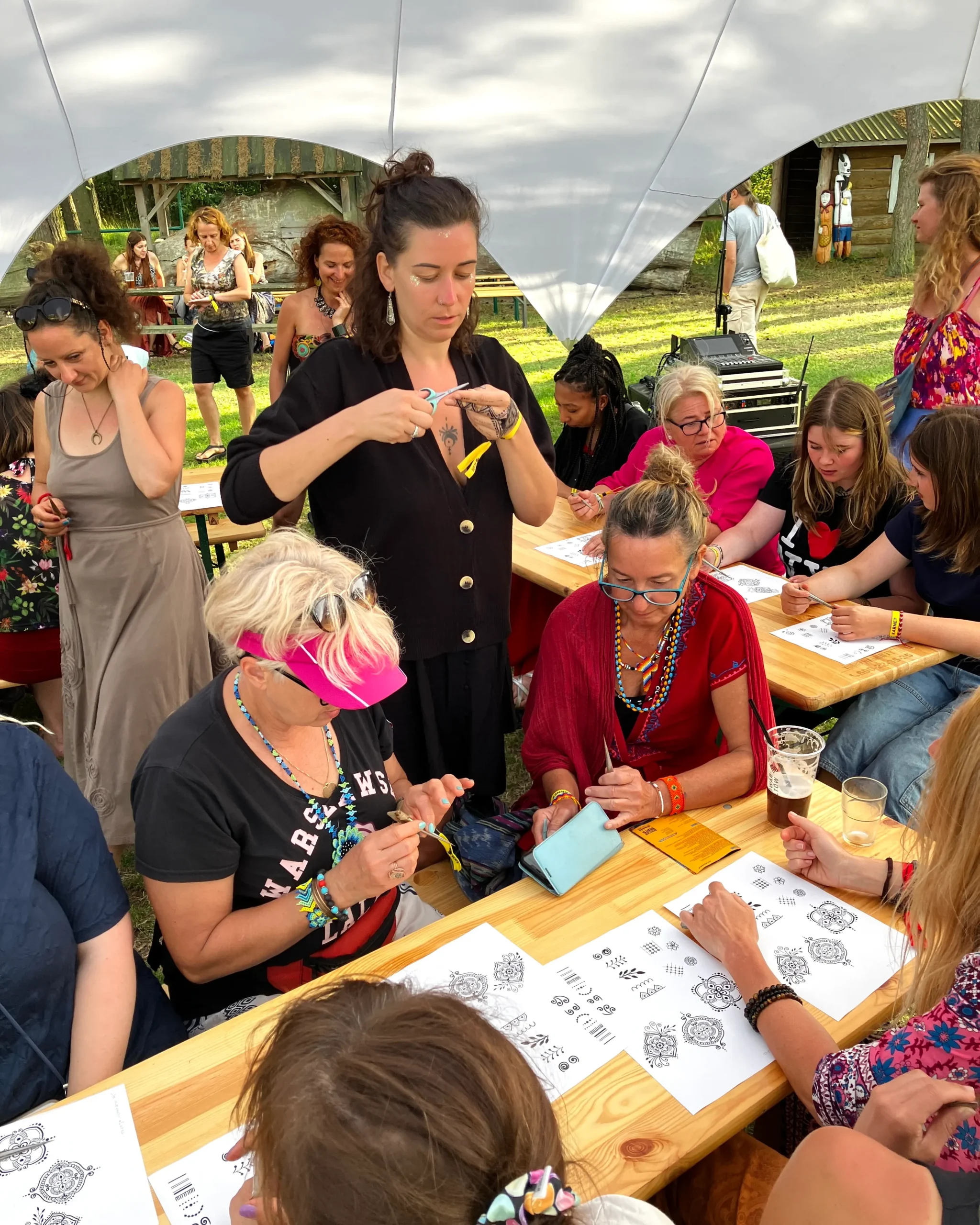 Taller creativo de Sunrisa Art al aire libre con participantes durante una actividad manual
